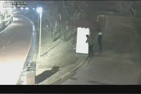 8个离异家庭娃娃冲进公园打砸 后妈来了竟然说图片