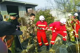 绳降十米深井 合力拉上被困男图片