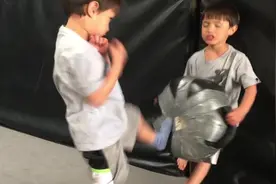 两个小孩的搞笑功夫训练，看到最后你会笑出声