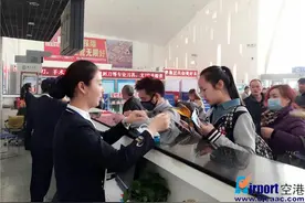 阿克苏机场：沙尘来袭 航班延误服务不延误图片