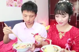 真实婚礼 新娘把新郎娶回家就让小孩给尿在桶里了 新娘有点不高兴视频封面