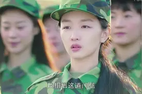 大学军训教官强行让剪发，女大学生不愿意想辍学，看着一大把头发落地，女生们的纷纷落泪