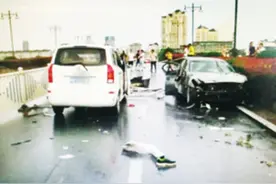 惨剧！大雨天越城区一辆轿车冲破隔离栏撞上对向车辆图片