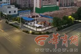 大早晨嘭一声，楼倒了！壹号大院原市委办公楼爆破图片