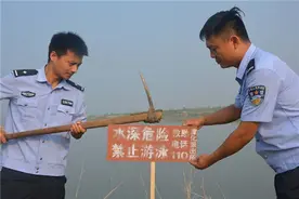 郑州民警自制百余木牌立水库边，这是要干啥呢？图片
