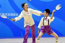 柔力球赛场上的“小小少年”图片