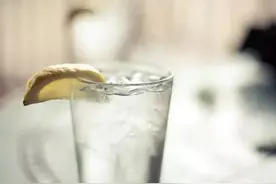 夏日宜多喝水，但这四种水千万不能喝！图片