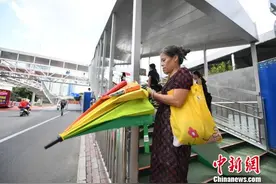 共享雨伞现身广西南宁街头图片
