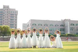 拼了！哈理工九位男生
穿婚纱拍毕业照图片