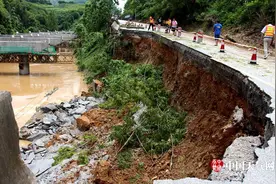 强降雨后东兰国道路段塌方图片