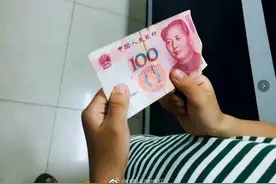 郑州8岁娃捡百元大钞，立马送派出所：大人挣钱不容易图片