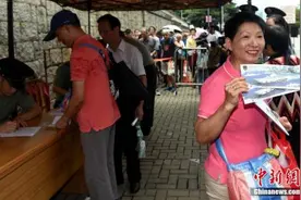 辽宁号航母编队赴港 香港市民通宵排队领票图片