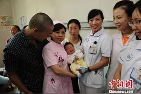 茂县垮塌幸存一家三口出院：对未来生活满怀希望图片