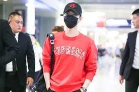 杨洋红T黑裤手插兜耍帅 获迷妹紧随人气旺图片