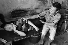 哥哥20余年坚持照顾卧病母亲和残疾弟弟图片