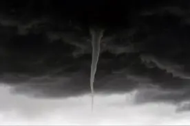 西藏56年来首次观测到陆地龙卷风现象图片