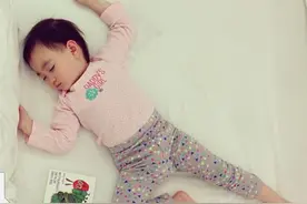 奥莉甜馨霸气kimi安静王诗龄如睡美人 萌宝睡姿哪家强？图片