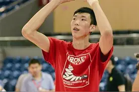 河南小伙儿周琦正式加盟火箭队图片