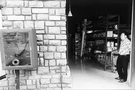 万宁一爆竹店门前常有人抽烟 存在严重安全隐患图片