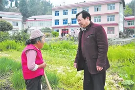 “泥脚板”代表向平华图片