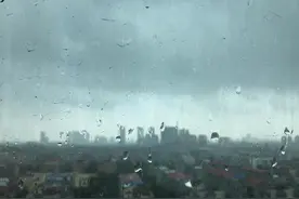 下得那么认真~河南的暴雨终于来了！这次天气预报很准!图片