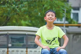 男子大腿血流不止瘫坐墙边 10龄童拿纱布帮止血图片