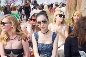 Angelababy闪耀巴黎秀场 俏皮牛仔裙诠释灵动少女图片