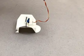 好神奇！他们竟把一张张纸折成了一个个会动的机器人图片