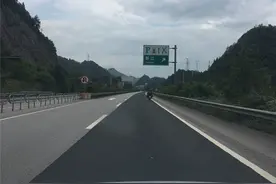胆真大！仨摩托车手高速路上走“S形” 狂飙150码图片