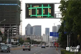昆明街头安装交通诱导屏 道路更智能了图片