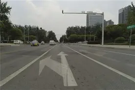 漯河一车道画两个指示箭头 路过司机直呼蒙圈图片