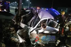 烟台开发区一轿车深夜撞上电线杆 两名乘客被困图片