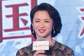 《林海雪原》金星首次触电挑战蝴蝶迷 印花裙端庄出席撞脸汤唯图片