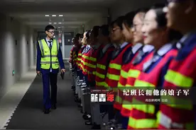 山东青岛胶州湾隧道收费员 每天微笑2800次图片