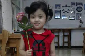 疑似被弃的小女孩在福利院的两昼夜 自己吃饭、自己上床睡觉、自己画画玩积木图片