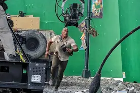 《狂暴》片场照 “巨石强森”形容狼狈奋力疾奔图片