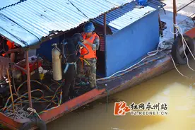 多部门联动 组织打捞撞击宋家洲大坝脱锚船图片