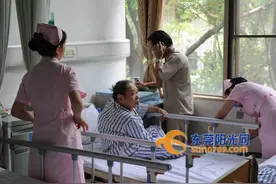 正能量！老伯病后失忆 东莞“天使”无怨无悔照顾两年多图片