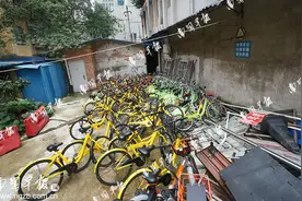 南宁一小区“私藏”共享单车？上百辆车被叠罗汉，城管竟然说……图片