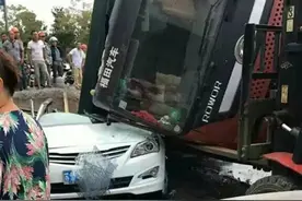 大货车侧翻压扁轿车 致夫妻俩当场死亡图片