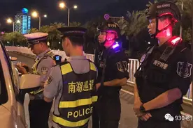 大单！昨夜南宁警方冲进北湖路某酒吧，揪出了十几个人，全部头戴纸袋！「930新闻眼」图片