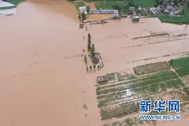 贵州威宁暴雨成灾 消防部队全力抗洪抢险图片