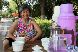 河南许昌：老人摆“免费茶摊” 获点赞图片
