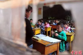 农村辍学率高，乡村学校的校长想了哪些招留住孩子图片