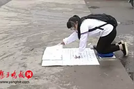 不知羞！大妈“装扮”成贫困少女跪地求助 市民一句话“吓跑”了她图片