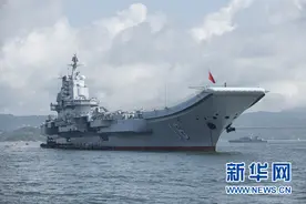 不一样的情愫 一样的自豪——辽宁舰甲板上的“心手相连”图片