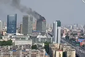 郑州紫荆山路陇海路一高层失火 陇海路东向西一层临时管制图片