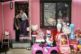 不可思议！日本大叔热衷收集Hello Kitty图片