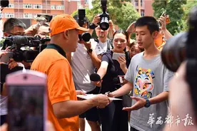 四川今年第一封高考录取通知书送到温江考生手中图片