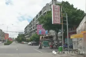 孕妇路边产子，街坊雨中撑伞搭起“爱心帐篷”图片